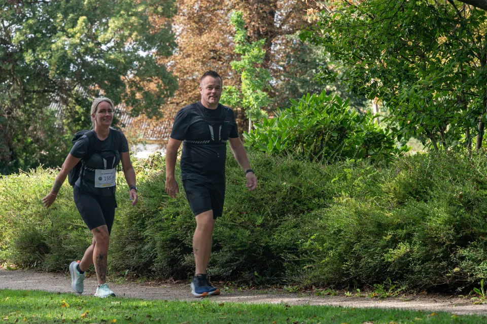 Walkathon 2025, Par M Smuk Grøn Baggrund