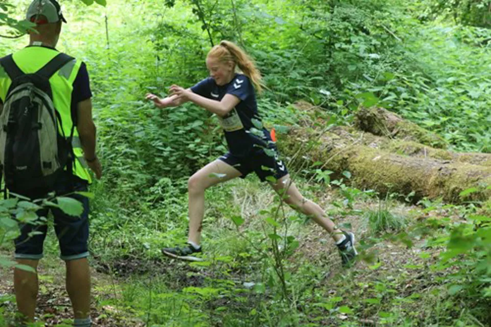 Kmr F Pige I Flot Spring Over Aa